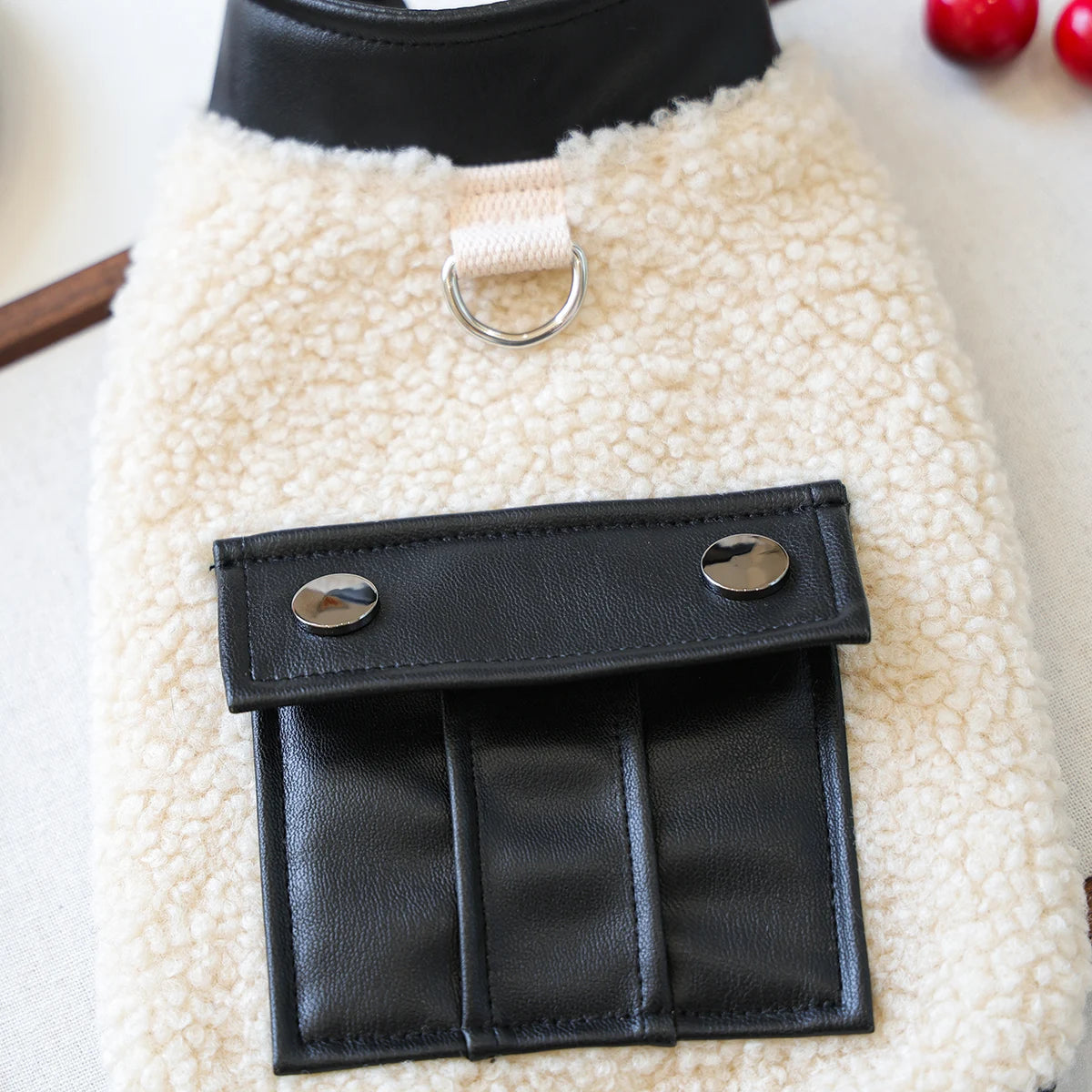 Honden jas – schapenvacht look met stijlvol rugzakje