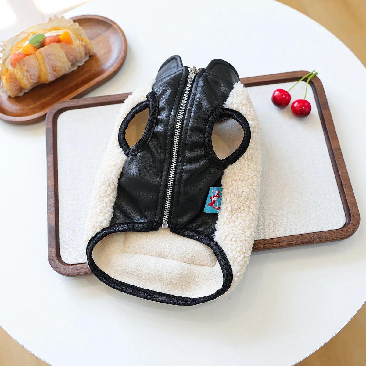 Honden jas – schapenvacht look met stijlvol rugzakje